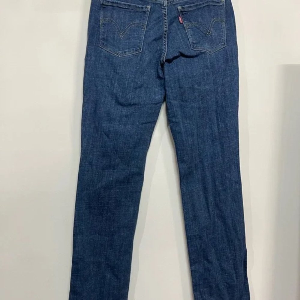 BNWT Levi’s ladies size 6 or W28 505 Straight jean